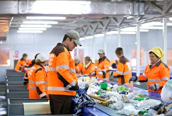 Сотрудники МУП Переработчик на сортировке